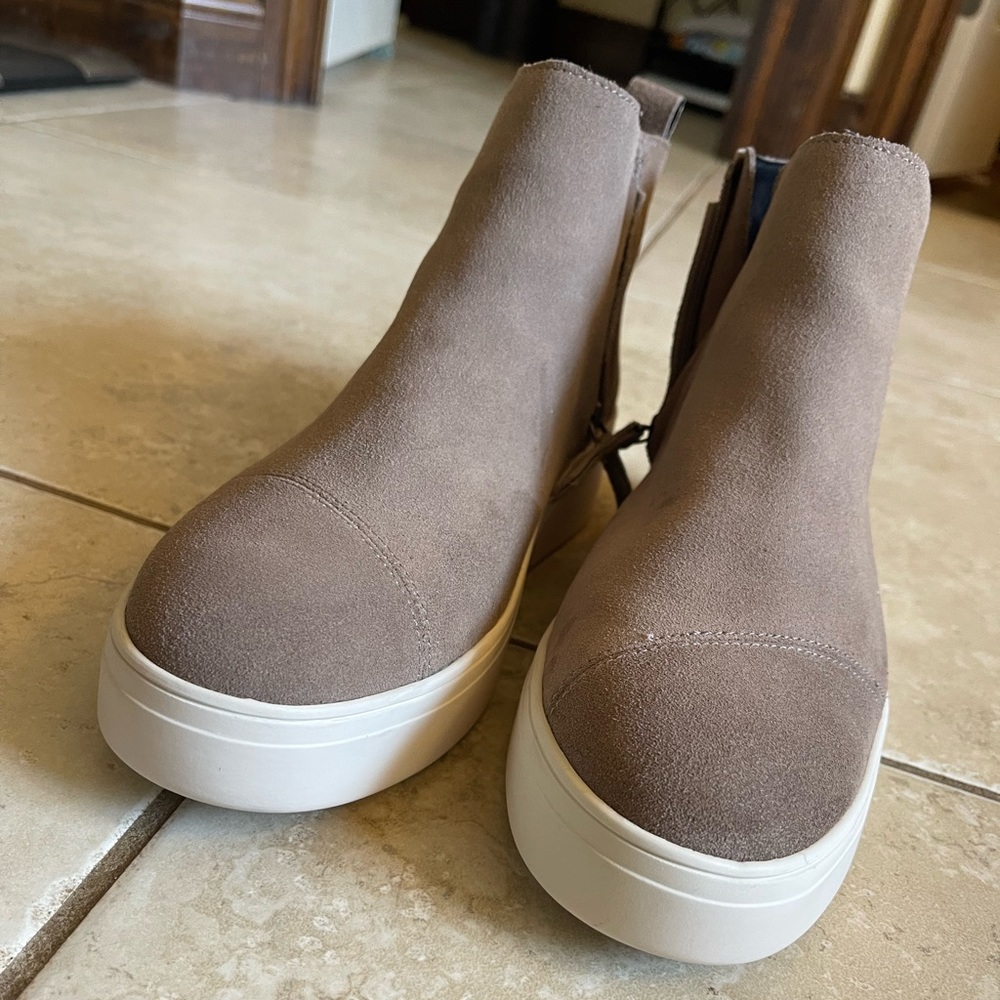 Tom’s Size 9 suede slip on sneaker